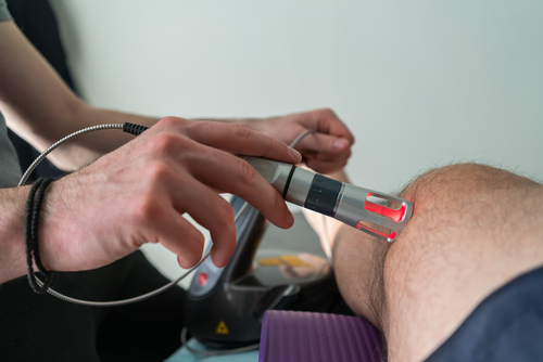 العلاج-بالموجات-التصادمية-Shockwave-Therapy آلام الكتف: التشخيص والعلاج بالتدخلات الطبية الحديثة
